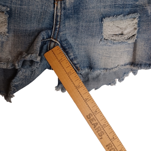 LING COLLECTION Distressed Raw Hem Denim Jean Shorts Small - Picture 5 of 7
